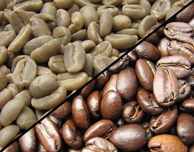 Сирі (ліворуч) і смажені (праворуч) кавові зерна